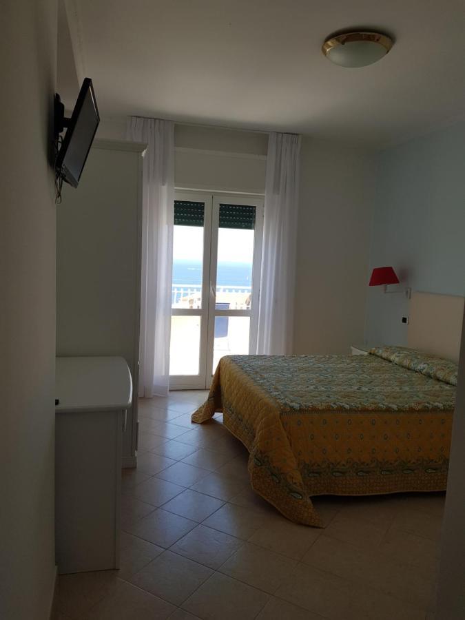 Lucia Hotel *