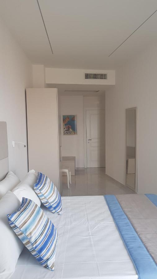 Lucia Hotel *