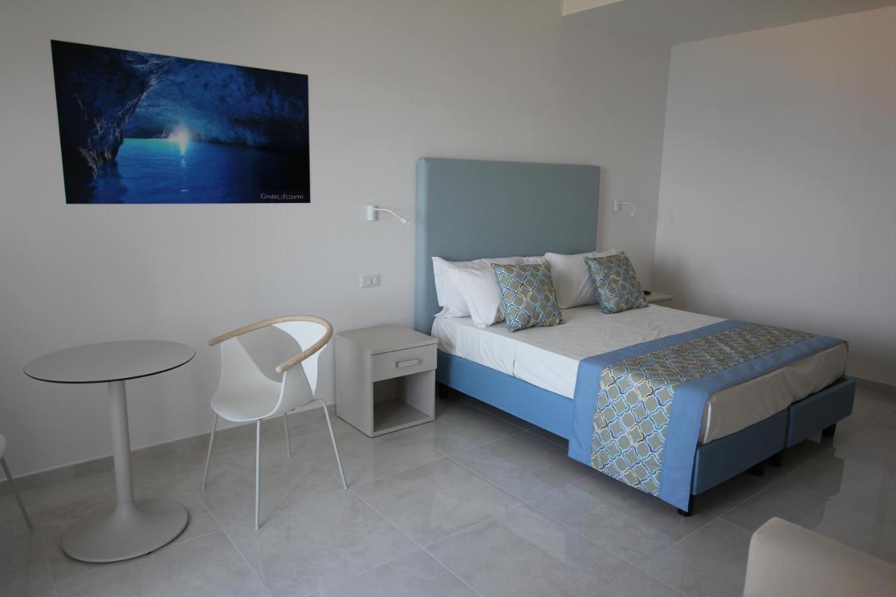 Lucia Hotel *