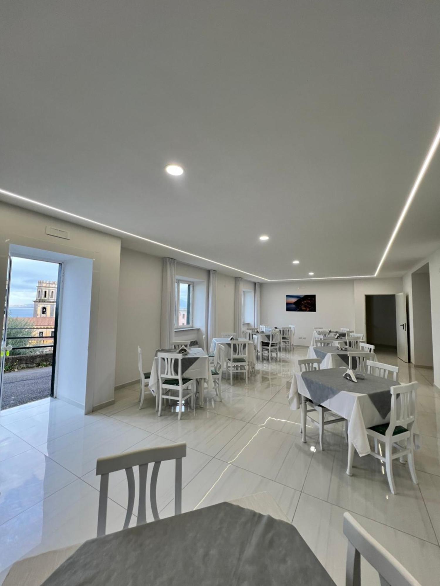 Lucia Hotel *